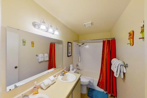 La salle de bains est pourvue d'un lavabo, de toilettes et d'un miroir. dans l'établissement Perfect View, à Chelan
