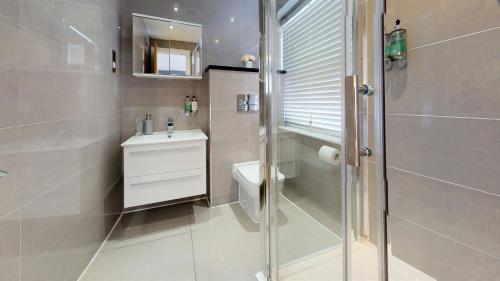 uma casa de banho com um chuveiro, um lavatório e um WC. em Trueman Street Apartments em Liverpool