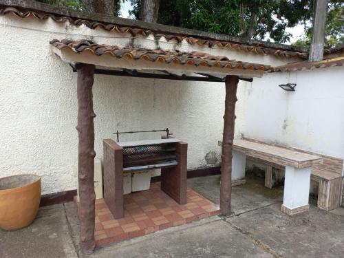 un banc en bois et un piano à côté d'un mur dans l'établissement Apartamento central melgar, à Melgar