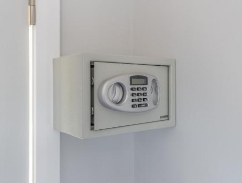 uma tomada eléctrica branca numa parede branca em Newtown Cove Room 1 em Waterford
