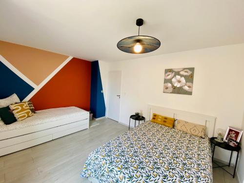 a bedroom with a bed and a couch at BARCARESA-Villa Flamants Roses in Le Barcarès