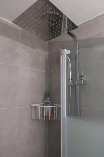 La salle de bains est pourvue d'une douche, d'un lavabo et d'un miroir. dans l'établissement Studio Valras Vue port et mer, à Valras-Plage