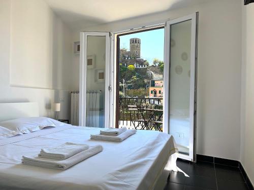 een slaapkamer met een bed met handdoeken erop bij Pellegrino Rooms in Vernazza
