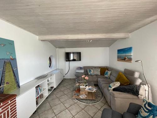 ein Wohnzimmer mit einem Sofa und einem Tisch in der Unterkunft kleine Seemöwe in Zingst