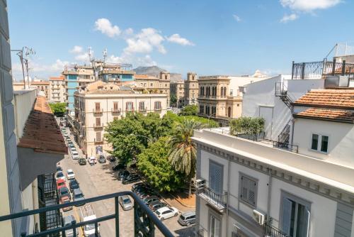 balcone con vista su una strada della città. di B&B Handy Palermo a Palermo