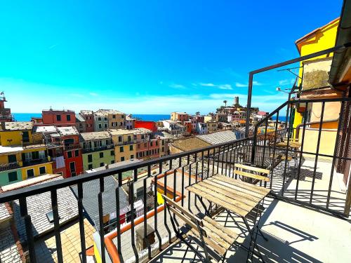 een balkon met een bank en uitzicht op de stad bij Pellegrino Rooms in Vernazza