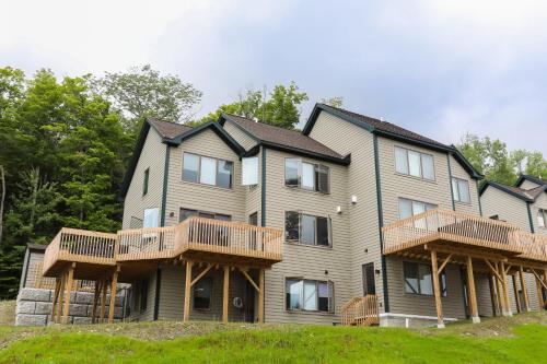 Una gran casa con balcones en una colina en Winterplace on Okemo Mountain, en Ludlow