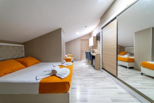 Postel nebo postele na pokoji v ubytování Mardy Suit Hotel