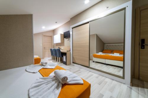 Postel nebo postele na pokoji v ubytování Mardy Suit Hotel