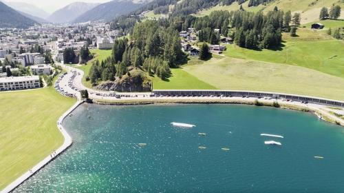 達沃斯的住宿－Residenz Davos von Swisspartments，一群人站在一大片水中