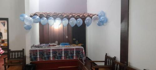 a table with a bunch of blue and white balloons at Hotel MAXIRUMA - Villa TAMAUKA in Iza