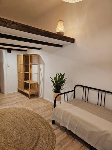 ein Schlafzimmer mit einem Bett und einer Topfpflanze in der Unterkunft surf.Lend in Graz