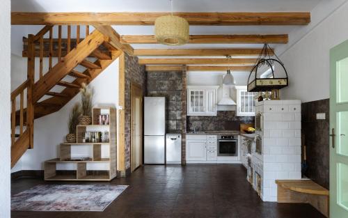 una cucina con elettrodomestici bianchi e soffitti in legno di Michałowy Domek koło Karpacza - Apartamentuj a Karpacz