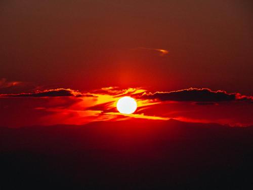 an image of the setting sun in the sky at Górskie Chatki Krysi i Piotrka Bursztynowy in Stronie Śląskie