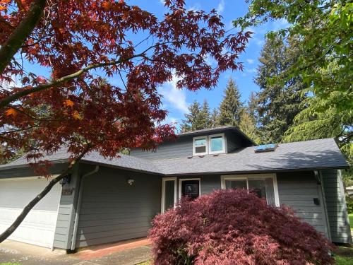 a house in the fall with red leaves at Cozy and Quiet Family Home in Park Setting Near PDX in Vancouver