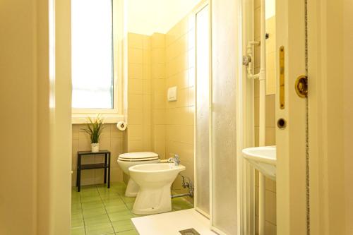 La salle de bains est pourvue de toilettes et d'un lavabo. dans l'établissement CityFlat Guest House, à Bari