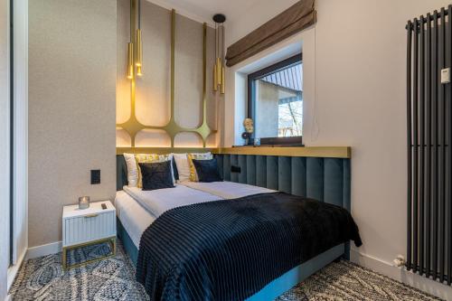 a bedroom with a large bed with a window at Piaseckiego Residence SPA in Zakopane