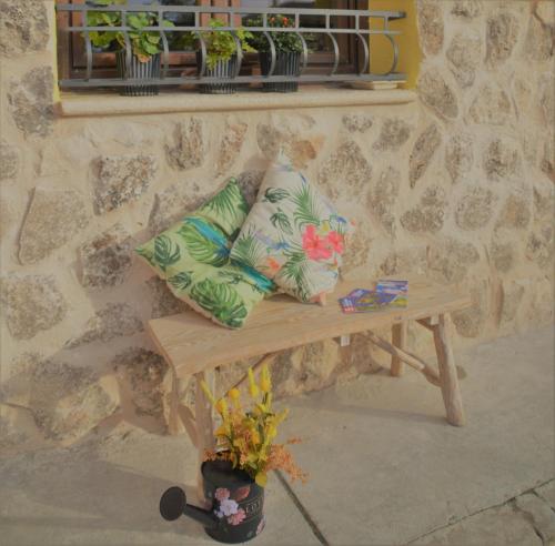 eine Bank mit zwei Kissen an der Wand in der Unterkunft La Casa del Campillo in Baltanás