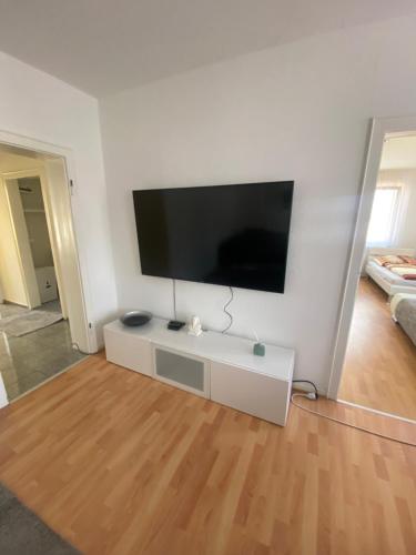 A television and/or entertainment centre at Apartment in Uerdingen,Monteure,Netflix, Prime