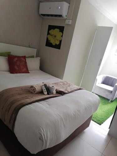 Postel nebo postele na pokoji v ubytování Tshilidzi Guest House