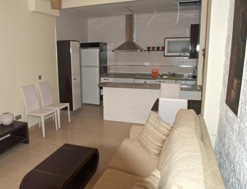 a living room with a couch and a kitchen at The beach is close but quiet and not noisy Casa reformada cerca de la playa in San Pedro del Pinatar