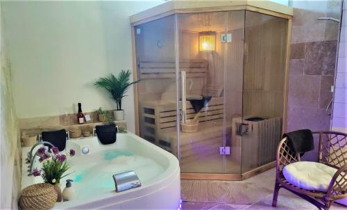 Fotografia z galérie ubytovania Détente au bord du Loir - Spa Sauna - Gîte 3 v destinácii Les Roches-lʼÉvêque