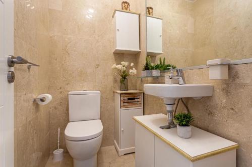 uma casa de banho com um WC e um lavatório em Luxuriösen Apartment am Meer Golfplatz, Strand em Playa del Cura