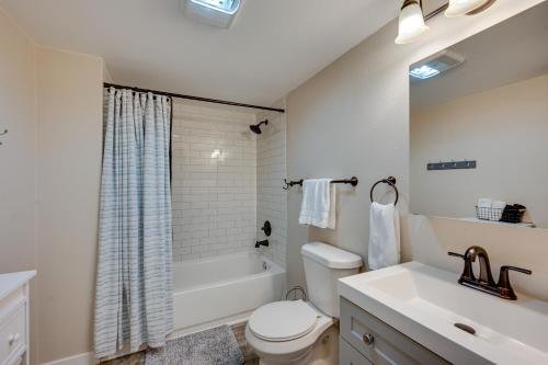 Et badeværelse på Vacation Rental Home 7 Mi to Downtown Denver