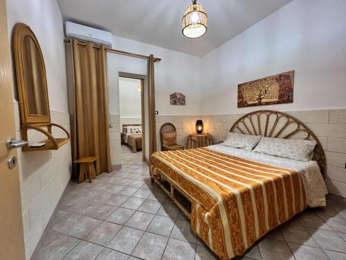 マリーナ・ディ・ペスコルーゼにあるCasa Vacanza Ritaのベッドルーム1室(大型ベッド1台付)