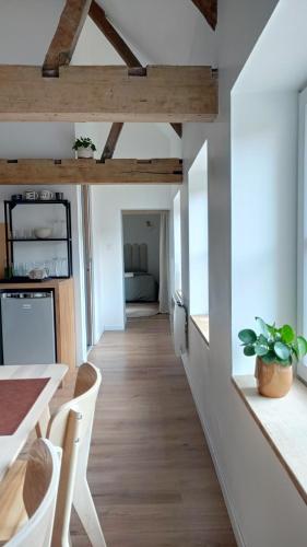 une cuisine et une salle à manger avec une table et des chaises dans l'établissement Les Réserves du Beffroi, à Aire-sur-la-Lys