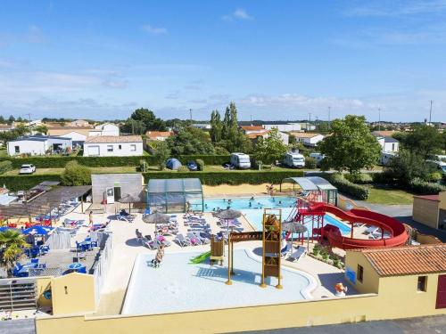 z powietrza widok na park wodny w obiekcie Camping Bretignolles-sur-Mer w mieście Brétignolles-sur-Mer