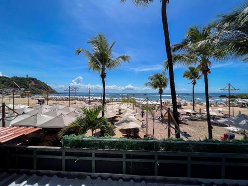 vistas a una playa con palmeras y sombrillas en casa Beira mar 2° praia, en Morro de São Paulo