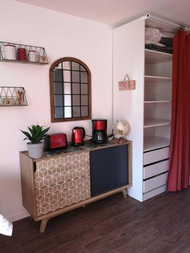 une pièce avec un comptoir avec une étagère et un miroir dans l'établissement Appartement rénové avec parking plein centre, à Samoëns