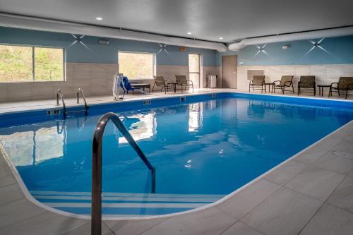 una grande piscina con acqua blu in una camera d'albergo di Holiday Inn Express - Charleston/Kanawha City, an IHG Hotel a Charleston