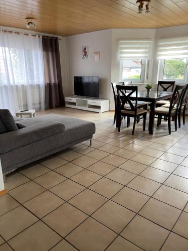 施瓦瑙的住宿－Casa Blanca 1，客厅配有沙发和桌椅