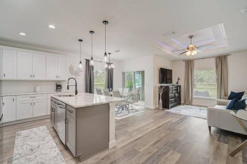 Fotografie z fotogalerie ubytování SW Florida Luxury Modern Retreat, King Bed Suite , Close to Beaches / Golfing / Fishing / Air Ports , 2023 Built v destinaci Rotunda-West