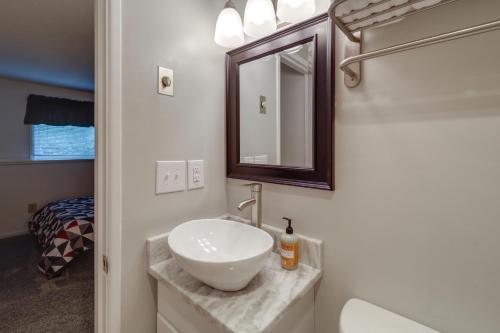 La salle de bains est pourvue d'un lavabo blanc et d'un miroir. dans l'établissement Sugar Mountain Townhome - Near Ski Resort!, à Sugar Mountain