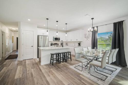 Fotografie z fotogalerie ubytování SW Florida Luxury Modern Retreat, King Bed Suite , Close to Beaches / Golfing / Fishing / Air Ports , 2023 Built v destinaci Rotunda-West