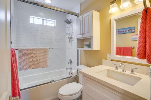 La salle de bains est pourvue d'un lavabo, de toilettes et d'une baignoire. dans l'établissement Newport Beach Vacation Rental Steps to Shore!, à Newport Beach