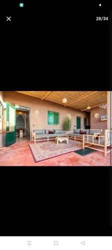 Habitación grande con bancos y chimenea. en La ferme d'Aghmat en Marrakech