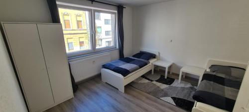a small room with a bed and a window at 2 ZKB Apartment City/Krefeld, Monteure,Netflix,Prime in Krefeld