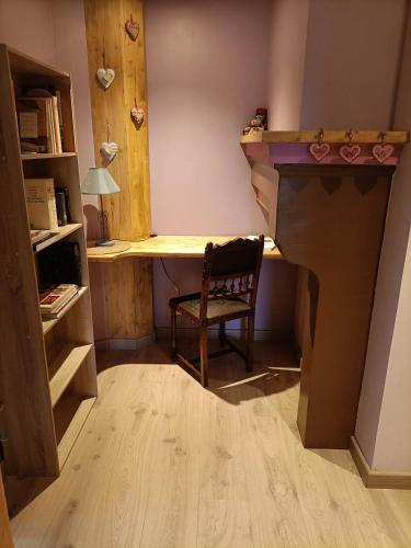 Cette chambre comprend un bureau en bois et une chaise. dans l'établissement Chez ma Grand-mère, à Saint-Félix