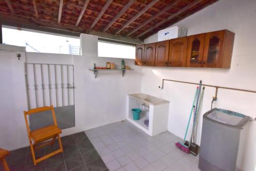 La salle de bains est pourvue d'un lavabo et de toilettes. dans l'établissement Casa no Centro, Home Office com ar condicionado, à Aracaju