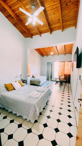 sypialnia z 2 łóżkami i drewnianym sufitem w obiekcie Departamentos PLENO CENTRO w mieście Tupungato