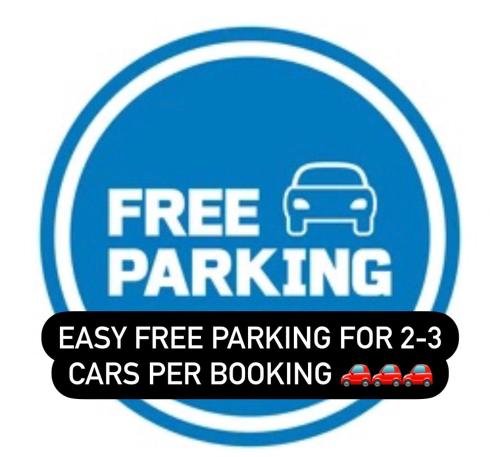 un cartello che indica il parcheggio gratuito per auto per prenotazione di FREE PARKING in Beautiful Lachine a Montréal