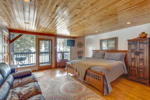 een slaapkamer met een bed en een bank bij Cozy Streamside Studio - 2 Mi to Taos Ski Resort! in Taos Ski Valley