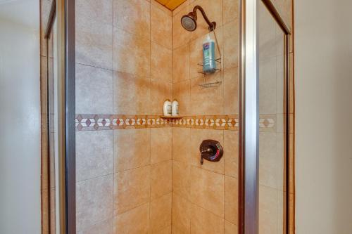 een douche met een glazen deur in de badkamer bij Cozy Streamside Studio - 2 Mi to Taos Ski Resort! in Taos Ski Valley