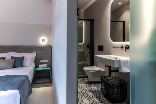 Pokój hotelowy z łóżkiem i umywalką w obiekcie Octavia comfort bungalows with amazing view w mieście Korynt