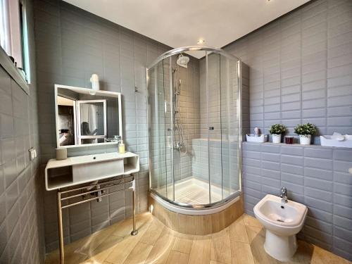 La salle de bains est pourvue d'une douche, d'un lavabo et de toilettes. dans l'établissement La Terrasse de l'agdal, à Rabat