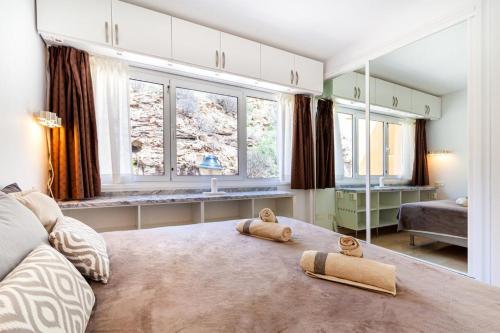 1 dormitorio con 2 toallas en una cama con ventanas en Casa Tauro Relax Meer Golfplatz Pool, en Playa del Cura